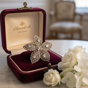 Beautiful Vintage Clear Rhinestone And Silver Floral Brootch